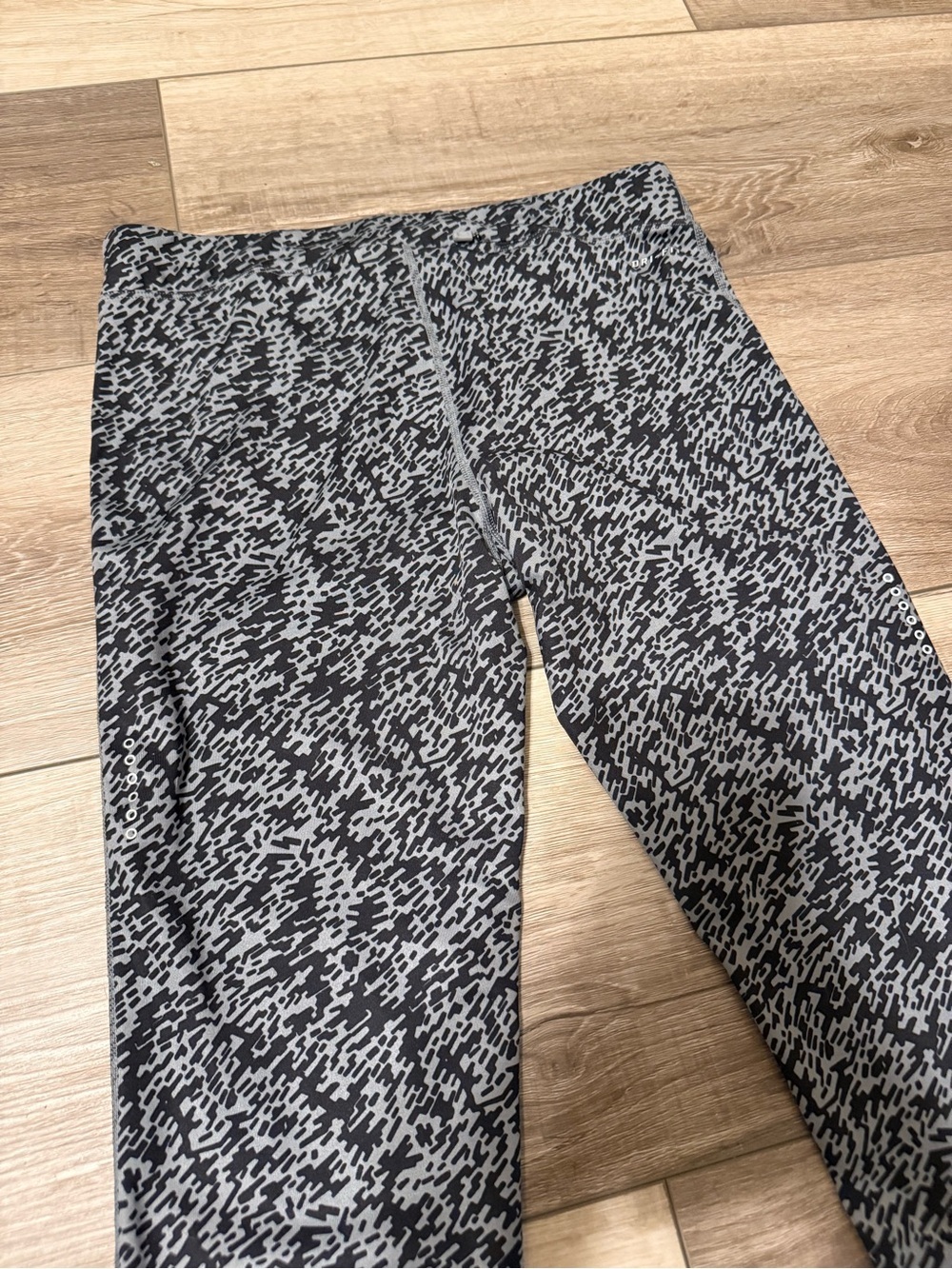 Nike Black and Gray Dotted Print Leggings - Picture 4 of 6